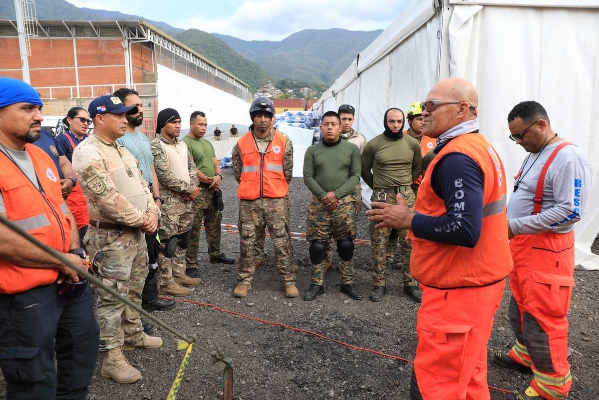 as_salazar's tweet photo. *Rescatistas panameños con unidades caninas continúan labores de búsqueda en Venezuela*

Unidades de rescate del USAR Panamá, junto a caninos de rastreo, ingresaron al área de La Guaria, en Venezuela, uno de los puntos de mayor impacto del terremoto del pasado 24 de junio, uniéndose a la tarea de búsqueda de sobrevivientes y rescatar víctimas atrapadas entre los escombros.

Los rescatistas panameños se adentraron entre las paredes colapsadas, animados a encontrar a alguna de las personas atrapadas, desarrollando operaciones tácticas de llamada y escucha, combinando procedimientos acústicos y olfativos mediante el empleo caninos (K-9) certificados para la localización de personas con vida y localización de posibles víctimas atrapadas.

*El equipo de rescate panameño, conformado por 18 especialistas,* realizó una búsqueda tecnológica avanzada, utilizando sondas visuales (SearchCam) y cámaras térmicas para inspeccionar espacios confinados creados tras la ejecución de cortes técnicos de penetración en estructuras colapsadas, permitiendo la exploración visual e infrarroja en espacios confinados. *Esta disposicion permite hacer los relevos de turnos para poder trabajar 24 horas*

Los rescatistas desarrollaron labores de reconocimiento georreferenciación del sector asignado, evaluación inicial de daños estructurales y la delimitación de las zonas de impacto bajo la coordinación de la USAR Coordination Cell (UCC). Destaca la realización de cortes técnicos que permitieron abrir nuevas vías de acceso hacia sectores de difícil penetración.

Para las próximas horas, el equipo USAR Panamá realizará la reconfiguración de sus grupos operativos, manteniendo concentrado todo el personal de la Fuerza de Tarea Conjunta (FTC Panamá) en la Base de Operaciones, asimismo, continuará trabajando bajo la coordinación de la USAR Coordination Cell (UCC) dentro del Sector D, liderado por el equipo FRA-03, en estrecha coordinación con las delegaciones de España y Alemania.