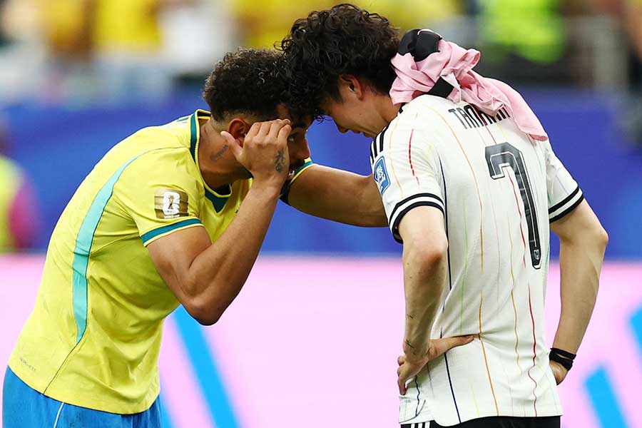 livedoornews's tweet photo. 【北中米W杯】号泣する田中碧に寄り添ったブラジル代表、肩に手をかけ贈った言葉とは
https://t.co/fOdMKp5SPr

これまでに何度も田中と対戦した経験があるというマテウス・クーニャは、田中の元へ歩み寄ると「君が自分の国のためにしていることは本当に素晴らしいよ」と言葉をかけたという。 https://t.co/h2Ate9VkDp
