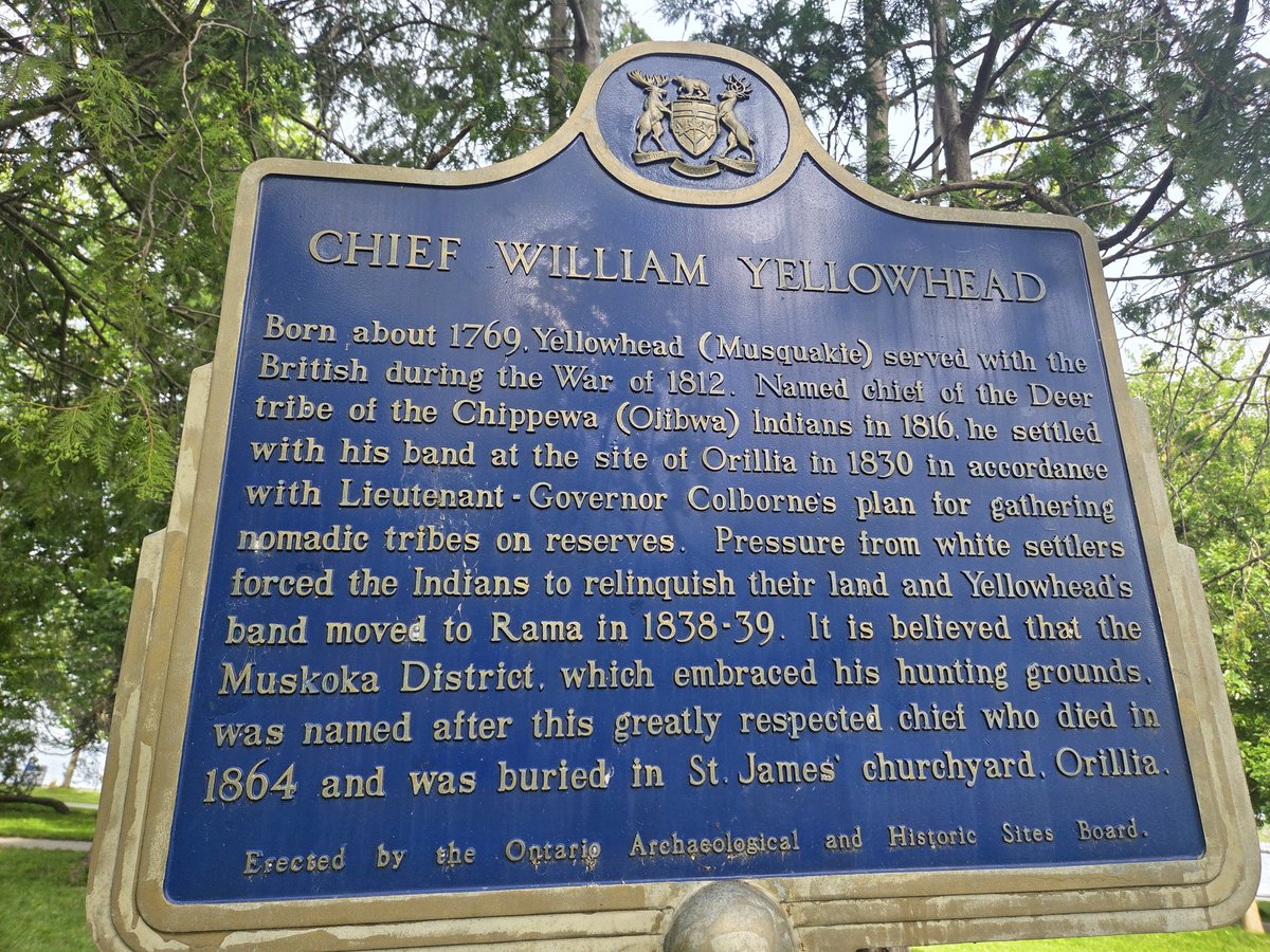 MBJDepute's tweet photo. Ce soir, le conseil municipal d’Orillia en Ontario doit se pencher sur l’avenir du monument Champlain, vandalisé puis retiré.

Le débat ne se résume pas à une opposition entre patrimoine et vandalisme. On ne doit ni effacer, ni cacher, ni nier l’histoire. Mais contextualiser Champlain, ce n’est pas l’attaquer : c’est prendre l’histoire au sérieux.

Sans cautionner le geste, il faut aussi rapporter les graffitis inscrits sur place. Sur la base du monument figuraient notamment les mots “Yellowhead” et “WAS”. “Yellowhead” renvoie à William Yellowhead, chef autochtone associé à l’histoire d’Orillia et de Rama, aujourd’hui la Première Nation des Chippewas de Rama, communauté autochtone directement liée à ce territoire. “WAS” signifie White Anglo-Saxon, une expression qui désigne les élites blanches anglophones historiquement dominantes dans l’Amérique du Nord.

Ces inscriptions montraient que la contestation dépassait la seule figure de Champlain. Elle touchait aussi au territoire, à la mémoire publique et à ceux qui l’ont longtemps contrôlée.

Plutôt que de laisser cet artefact devenir un objet de confrontation, il pourrait trouver place au Québec, où Champlain s’inscrit déjà dans un récit historique vivant et où il pourrait être contextualisé autrement. Dans un cadre respectueux, ce déplacement pourrait devenir une occasion de rencontre et servir à raconter l’histoire autrement, entre nations égales.

Ce serait une meilleure issue que sa destruction ou l’entreposage silencieux.

#PolCan #PolQc #Champlain #Histoire #Québec #Orillia