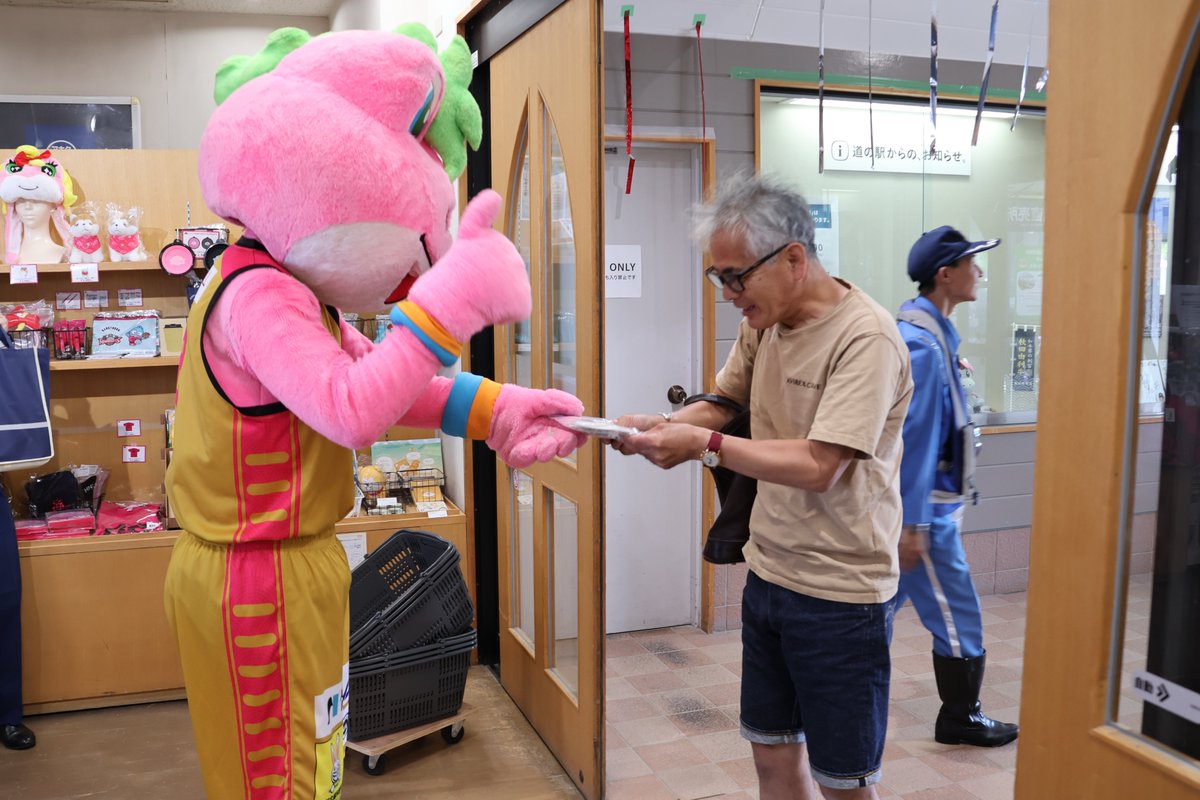 akita_mamoru_ai's tweet photo. 6月25日に、広報大使 #ビッキー と【６(む)２(じ)５(こ)】無事故の日キャンペーンを行いました🐸
のぼり旗を用いた呼びかけや、道の駅岩城でお客さんへチラシや反射材など配布しました🚗
これからも安全運転で無事故を目指しましょう!
#由利本荘署 https://t.co/LN7cl15jir