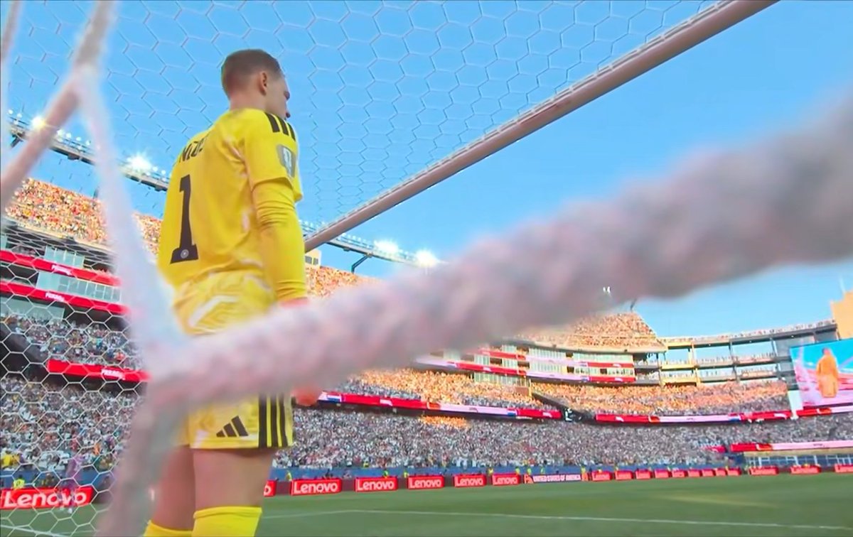 Gparurh's tweet photo. Chuttt je vais pranker @Manuel_Neuer  je me suis caché dans les cages je vais lui faire peur au moment du penalty !!  Le dites à personne hein😂😂😂#prank #batflunch https://t.co/RatUn3omE4
