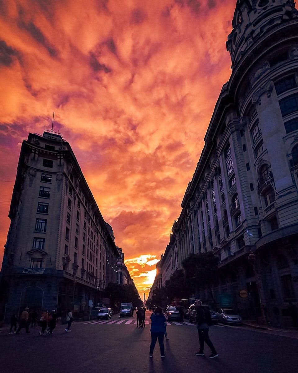 turisargentina's tweet photo. Los atardeceres en Buenos Aires, tienen ese qué se yo...viste? 🥹🇦🇷💙

Fotón de @my_bsas_street https://t.co/9b27ZsTrp8
