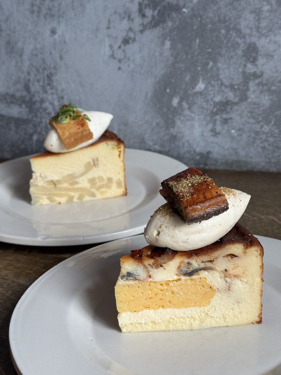 AzzurroCafe's tweet photo. 鰻巻きのチーズケーキと
きつねうどんのチーズケーキ
天才チーズケーキメーカーのいる店AWORKS
土用の丑の日までうなぎの蒲焼チーズケーキを販売する予定です。 https://t.co/L4gCplHHQs