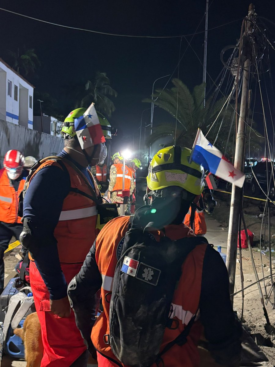hcapriles's tweet photo. Todos estos días en medio del dolor que sentimos los venezolanos, agradezco una y otra vez a los miles de voluntarios que sin esperar han salido a ayudar. A cada motorizado que respondió de inmediato y que muchos fueron los primeros en llegar, a nuestros médicos, enfermeras, rescatistas, Bomberos, Protección Civil, funcionarios de los cuerpos de seguridad, a las Organizaciones Humanitarias, a las Iglesias, a los vecinos que han abierto sus puertas y a quienes han donado lo que tienen. También a las delegaciones internacionales que vinieron a tendernos su mano en uno de los momentos más difíciles de nuestra historia.

Y sus acciones, en su mayoría, se hicieron y se están haciendo en silencio, entre el cansancio, el polvo y las lágrimas. Esas son precisamente las que más importan y las que la gente nunca olvida.

Todavía queda mucho por delante. La emergencia continúa y la reconstrucción será larga. Sigamos unidos los venezolanos, porque allí radica nuestra fuerza, la solidaridad que nos identifica y nos mueve.