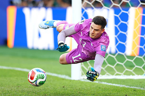 Mercado_Ingles's tweet photo. EL HEROE DEL PARTIDO. ETERNO ORLANDO GILL. 🌟🇵🇾 https://t.co/d0LofQUKFq
