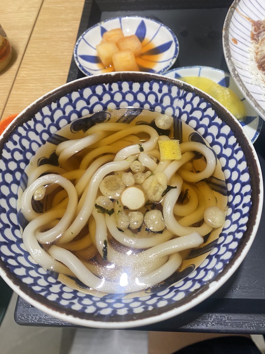 jujiang3036's tweet photo. 在仁川机场吃到了超级无敌美味的猪排饭和乌冬面😭😭😭 https://t.co/Lx4vnRpnvp