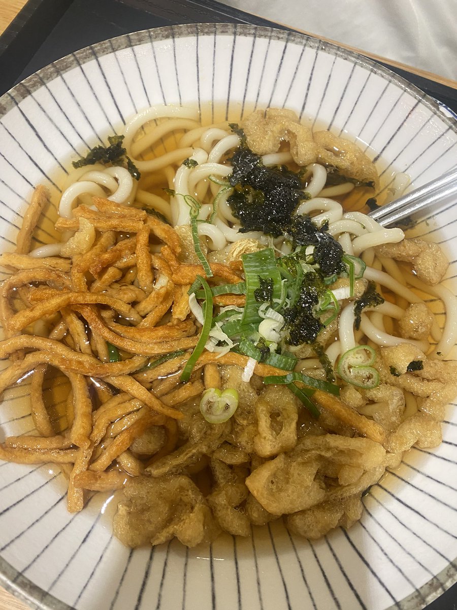 jujiang3036's tweet photo. 在仁川机场吃到了超级无敌美味的猪排饭和乌冬面😭😭😭 https://t.co/Lx4vnRpnvp