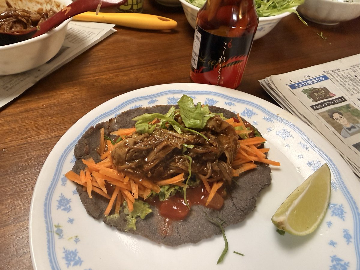 high_gin's tweet photo. ブルーマサという青とうもろこしの粉でタコスを作ったのだが、東アフリカのウガリにそっくり！
ウガリも、甘くないとうもろこし粉から作るしね。 https://t.co/SeGSl5Kz2y