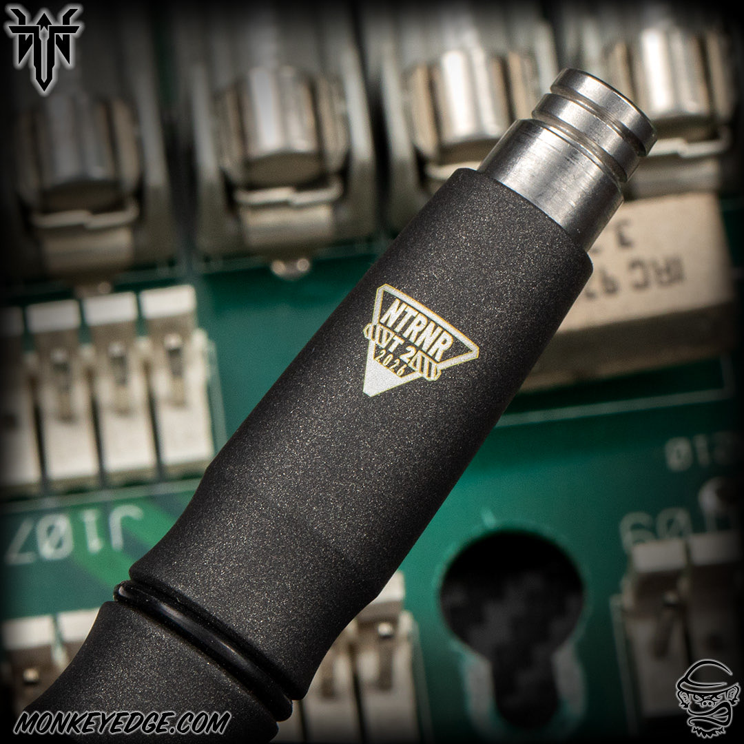 MonkeyEdge's tweet photo. Every click leaves a trail. The @TuffWriter NETRUNNER V-SPEC is for those who’d rather keep things analog. Less data, fewer traces, and no cloud required. Available now at https://t.co/UpYlwjTATU
#tuffwriter #netrunner #analog #edcpen #cyberpunk https://t.co/JoFNLIq6TB