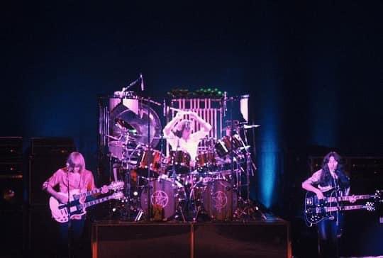 vivien2112's tweet photo. Growing up, it all seems so one-sided
Opinions all provided
The future pre-decided
Detached and subdivided
In the mass production zone
Nowhere is the dreamer or the misfit so alone…

#RipNeilPeart 
Good evening #RushFamily https://t.co/x8N5L0DEKE