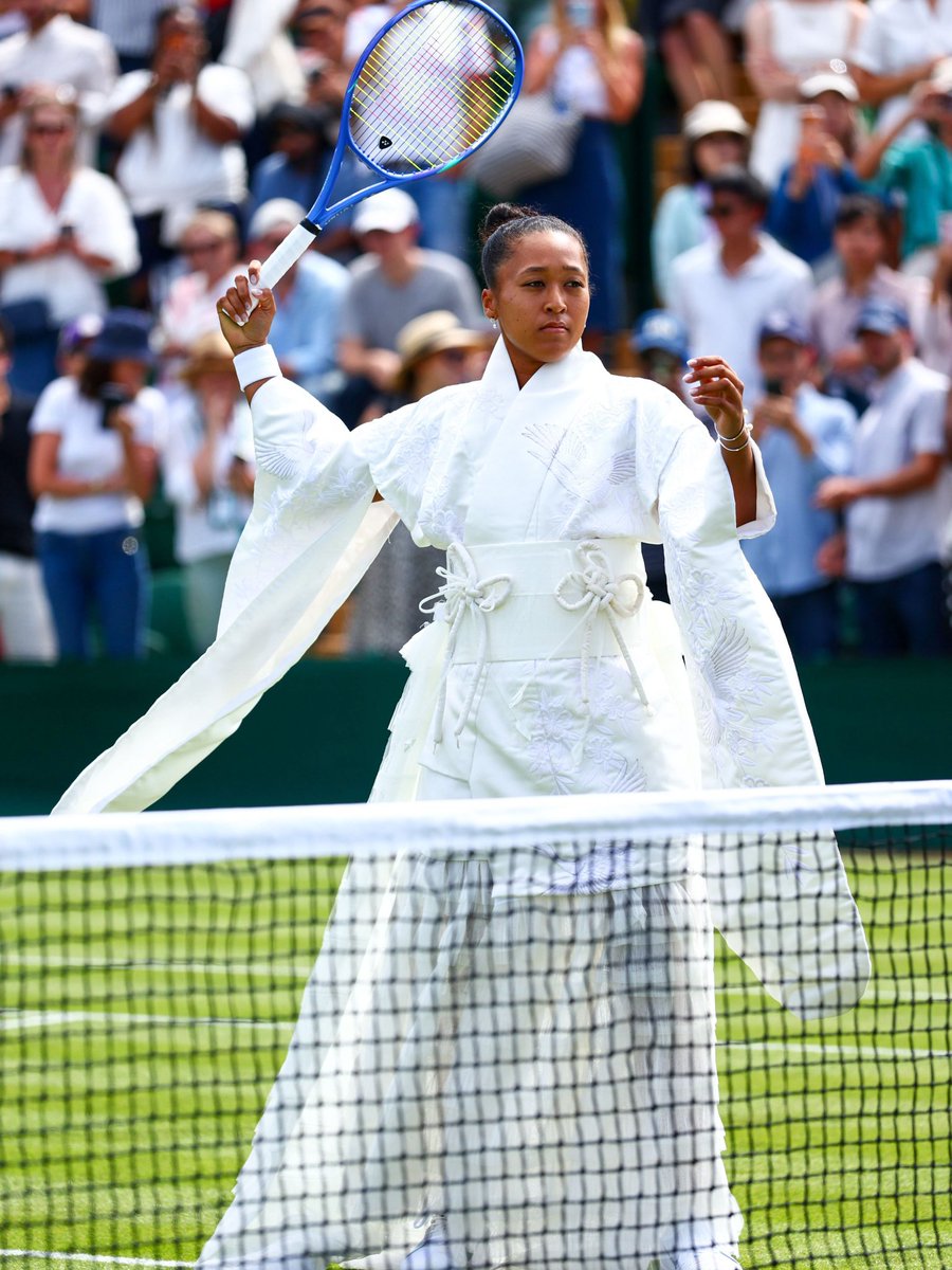 Divulgish's tweet photo. The four-time Grand Slam champion's showstopping entrance look was crafted by Tokyo-based designer Hana Yagi, alongside stylist Marty Harper, a floor-length robe drawing from the kimono's iconic high neck and elongated, square-shaped sleeves. 

Thread 🧵 2 https://t.co/NFsLmQ9GtF