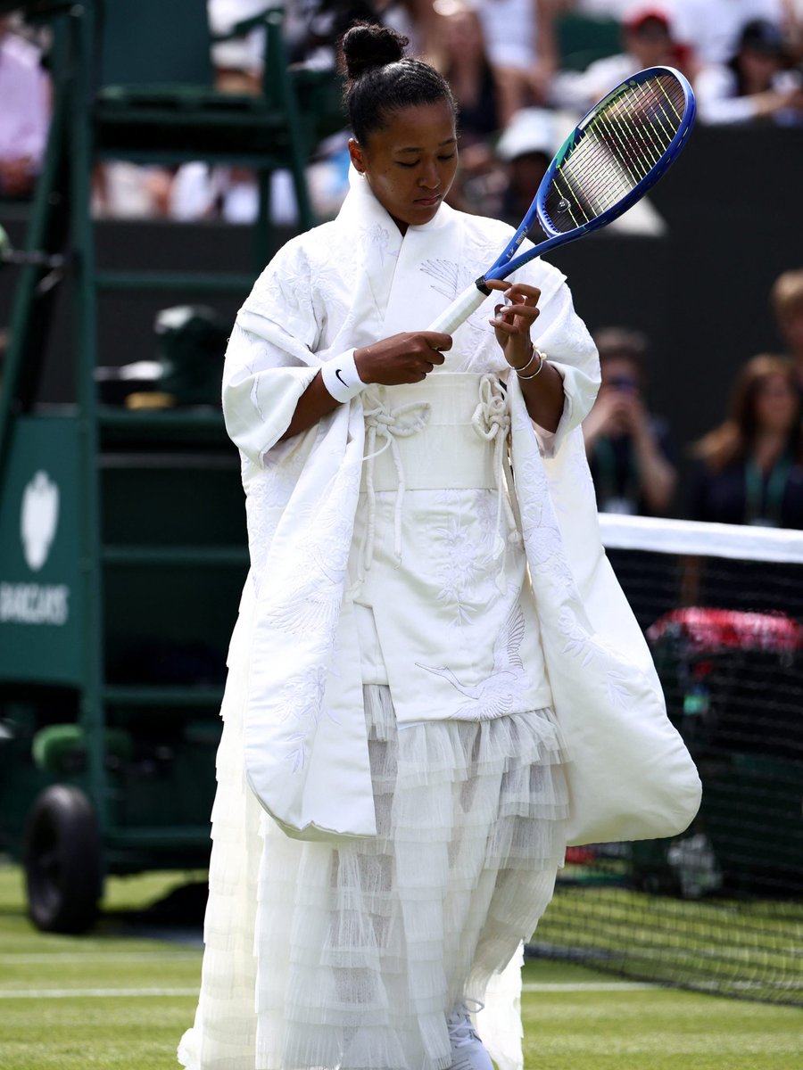 Divulgish's tweet photo. The four-time Grand Slam champion's showstopping entrance look was crafted by Tokyo-based designer Hana Yagi, alongside stylist Marty Harper, a floor-length robe drawing from the kimono's iconic high neck and elongated, square-shaped sleeves. 

Thread 🧵 2 https://t.co/NFsLmQ9GtF
