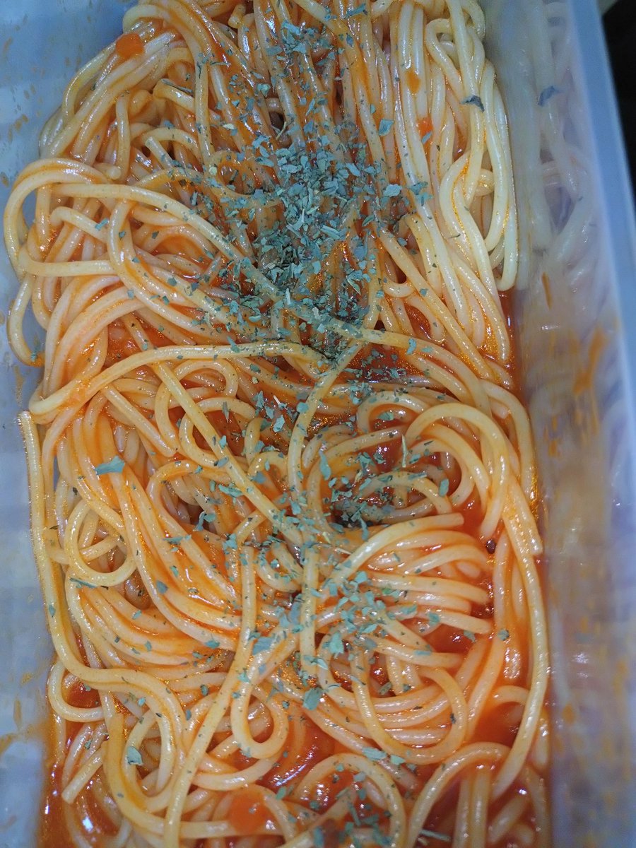 WKmcvCieSEoBY1q's tweet photo. 今朝の朝ごはんは
業務スーパーの盛ナポリタンを🍝

こちら170ｇで3袋入り
213.84円と激安です😆

ダイソーのパスタメーカーで
2人前茹でちょうど良いです✨

仕上げは��ジルをかけて
いただきました😋

※洗い物を増やしたくないので
トレイをそのまま食器代わりに😂

今日もよろしくお願いします✨ https://t.co/hweUKTBUG3