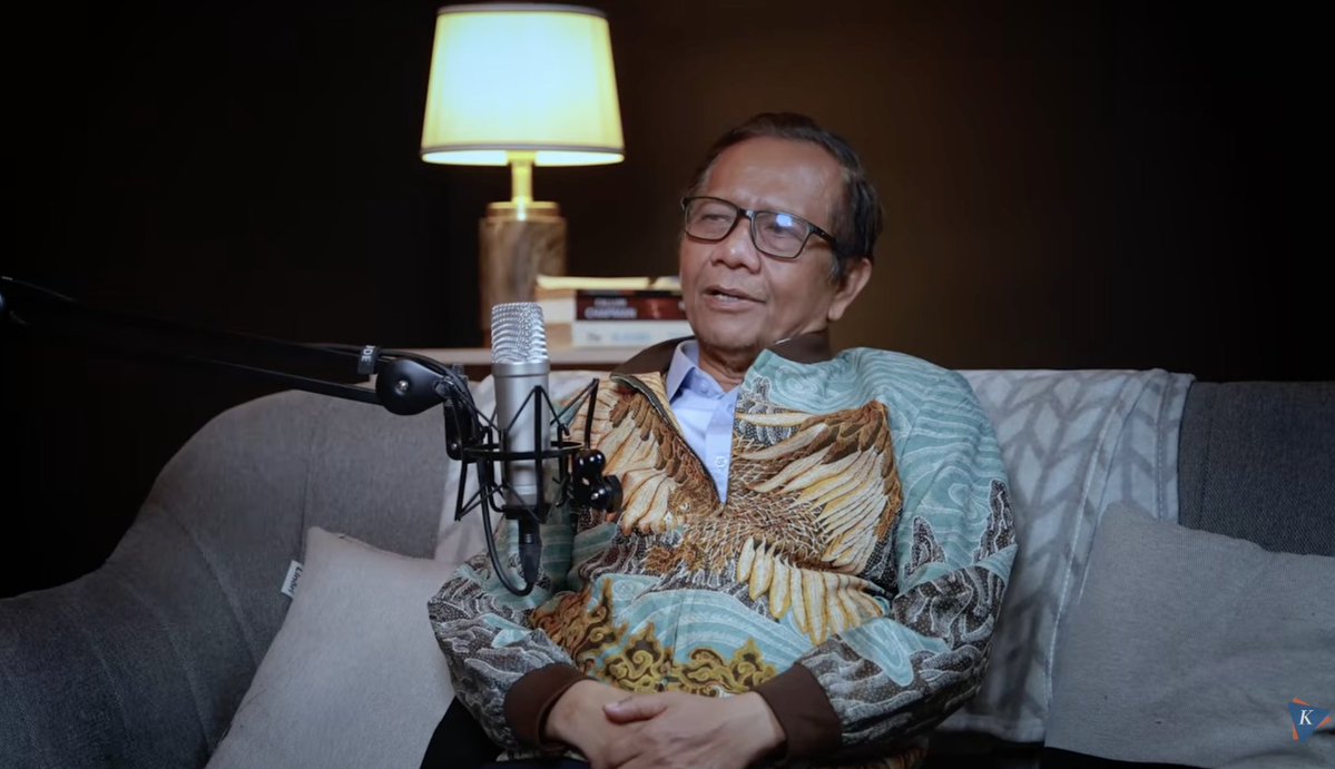 LambeSahamjja's tweet photo. Kata Mahfud MD soal demokrasi di jaman prabowo:
- Demokrasi kita sudah banjir, bukan becek lagi
- MK sudah dikangkangi eksekutif putusan 90 terbukti rekayasa
- Set4n ketemu set4n, biar orang dekat Prabowo saling bongkar korupsi
- Silent brown code polisi lindungi sesama, yang berani tangkap malah dipindah
- Indonesia dikuasai oligarki sudah jadi fakta, bukan tuduhan
- Hukum sekarang alat kekuasaan, bukan keadilan
- Kalau sudah parah biasanya ambruk sendiri, sejarah Indonesia selalu begitu
