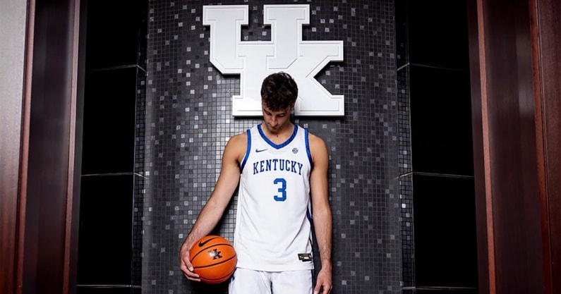 KSRonX's tweet photo. Mark Pope wants Milan Momcilovic to take 10 3-pointers per game at Kentucky as the Iowa State transfer looks to shatter the shooting record

"I feel like I can do the same thing this year as last year, but even better."

READ: https://t.co/Pxz2J28kdd https://t.co/PNAYvoejrK