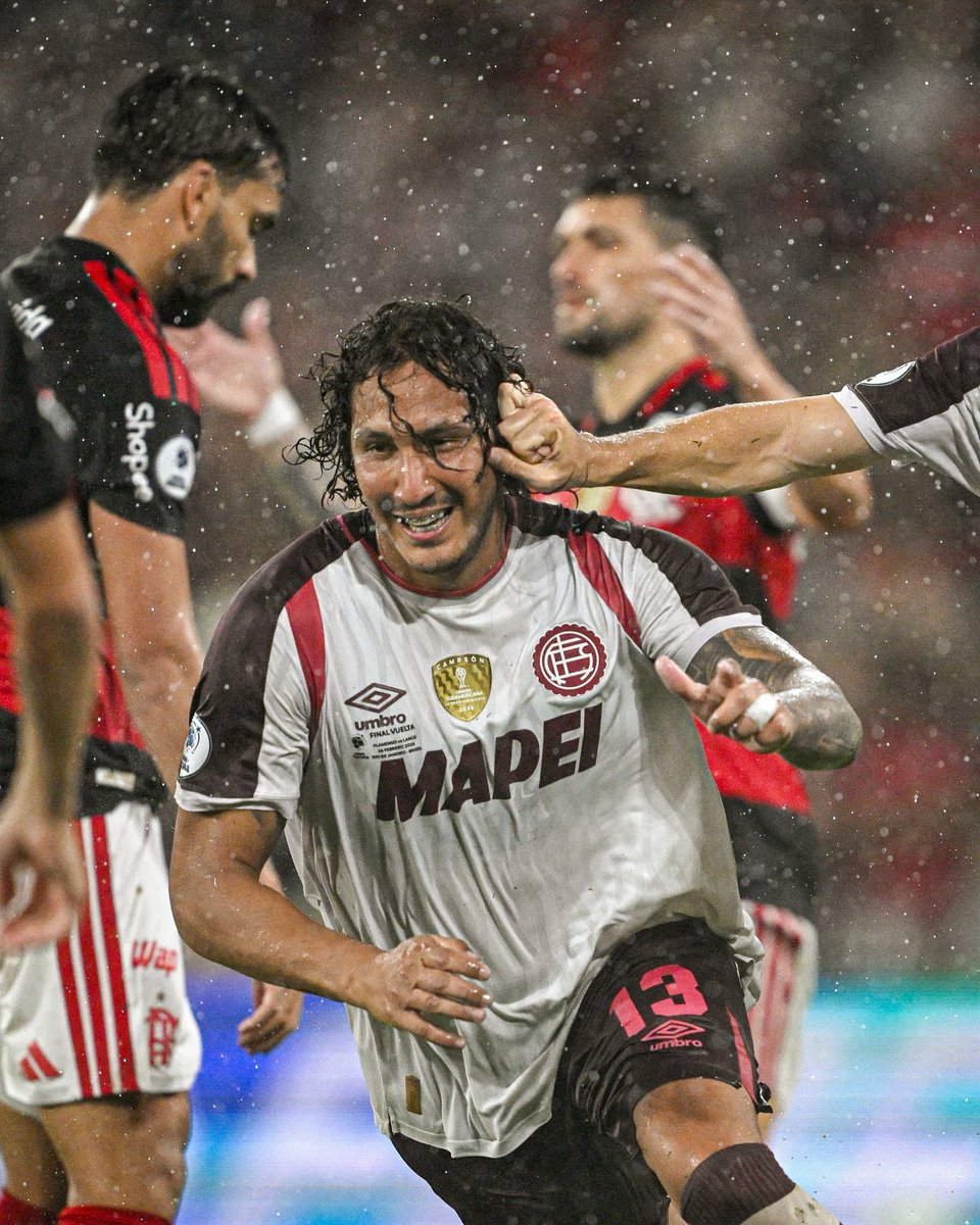 MatiSerraBlake's tweet photo. Lo grite como si fuera un paraguayo más, por vos Canale y por todos tus compatriotas que nos dieron grandes alegrías a los hinchas de Lanús, porque me hiciste feliz abajo de la lluvia en el Maracana hace unos meses nada más.

Alegría total 🇵🇾🇱🇻 https://t.co/zu5wbSl6cU