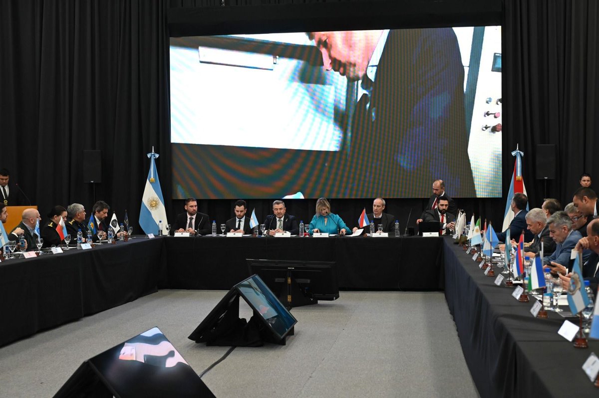 luisrolleok's tweet photo. Estos espacios de articulación entre la Nación y las provincias nos permiten fortalecer la coordinación de estrategias, el intercambio de capacidades y el trabajo conjunto para una respuesta cada vez más eficaz frente al narcotráfico y el crimen organizado. https://t.co/tvNnXeuSaj