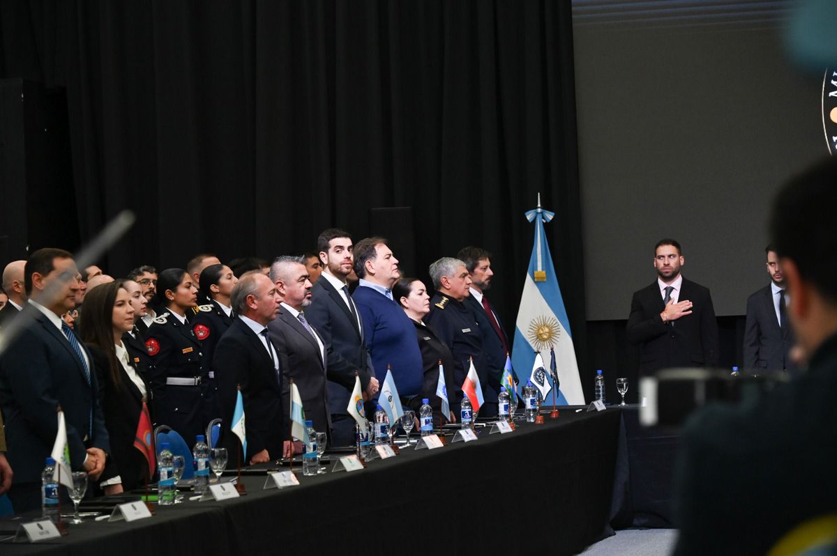 luisrolleok's tweet photo. Estos espacios de articulación entre la Nación y las provincias nos permiten fortalecer la coordinación de estrategias, el intercambio de capacidades y el trabajo conjunto para una respuesta cada vez más eficaz frente al narcotráfico y el crimen organizado. https://t.co/tvNnXeuSaj