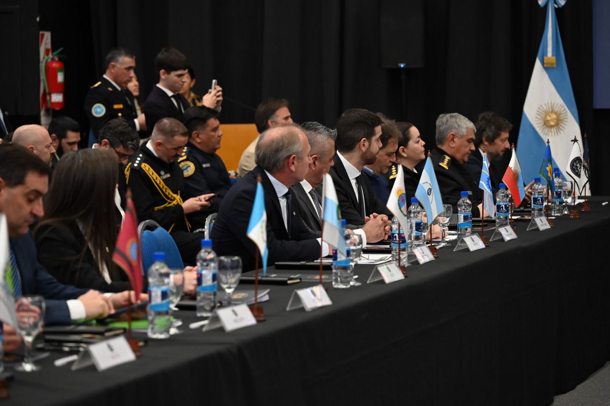 luisrolleok's tweet photo. En Paraná se llevó a cabo la II Reunión Nacional del Consejo Federal de Seguridad Interior, presidida por la Ministra de Seguridad Nacional Alejandra Monteoliva, junto al Secretario de Seguridad Nacional Martín Ferlauto y el Gobernador de Entre Ríos, Rogelio Frigerio. https://t.co/0CWGan0zKn