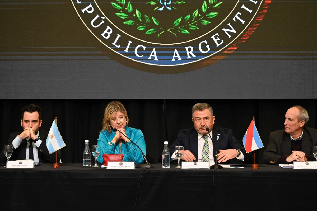 luisrolleok's tweet photo. En Paraná se llevó a cabo la II Reunión Nacional del Consejo Federal de Seguridad Interior, presidida por la Ministra de Seguridad Nacional Alejandra Monteoliva, junto al Secretario de Seguridad Nacional Martín Ferlauto y el Gobernador de Entre Ríos, Rogelio Frigerio. https://t.co/0CWGan0zKn