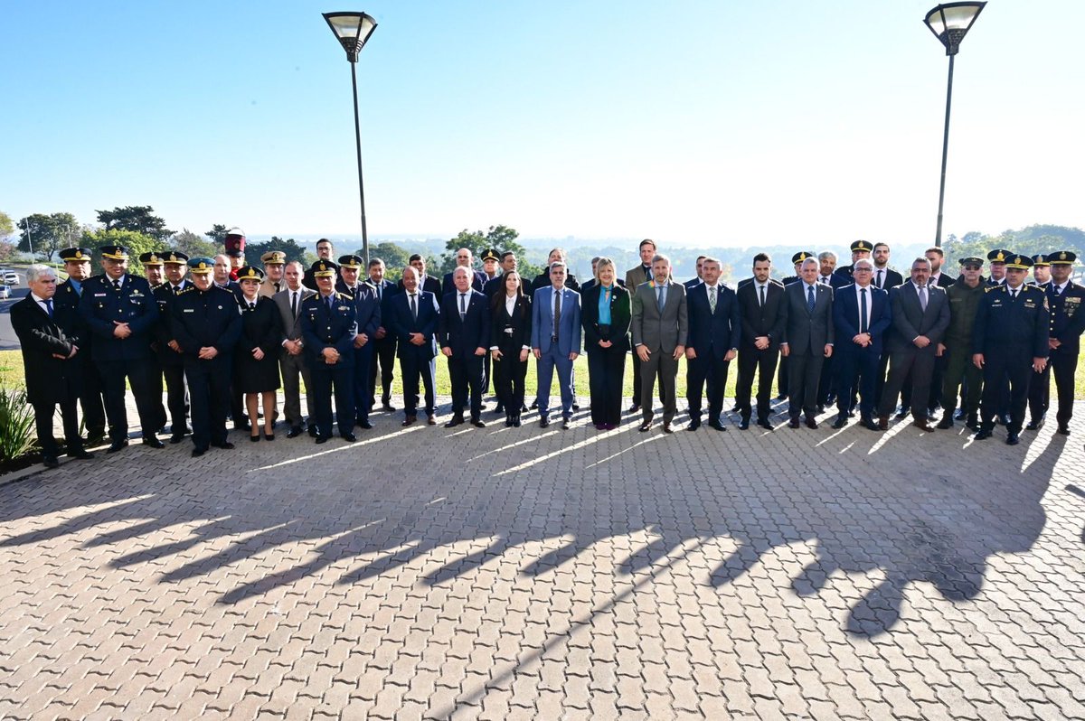 luisrolleok's tweet photo. Durante la jornada también se rindió un sentido homenaje al Agente Rodolfo Manfredi, quien dio su vida en cumplimiento del deber en Rosario. Su entrega nos recuerda el compromiso de los hombres y mujeres que, con honor, protegen a cada uno de los argentinos https://t.co/rhge2OlBh5