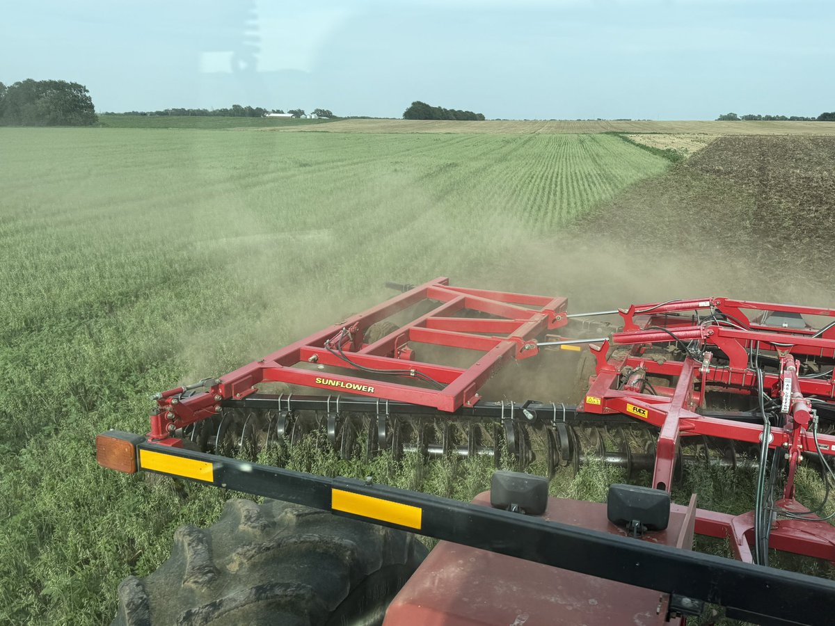 SiekerSales's tweet photo. Discing wheat stubble, weeds, and ratoon crop of oats. #wheat27 get excited https://t.co/aRvFHFhzab