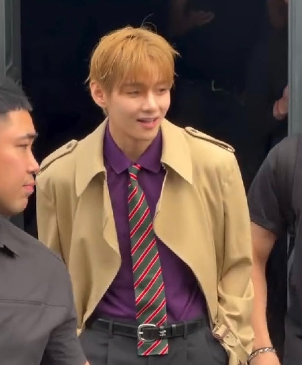 fatid88's tweet photo. @tetestream TAEHYUNG FOR CELINE
V FOR CELINE
#VxCELINE #TAEHYUNGxCELINE 
V FOR CELINE FASHION SHOW 
TAEHYUNG TAEHYUNG 
#TAEHYUNGxCELINE #CelineSS27
#VxCelineSS27 @celineofficial https://t.co/tpfFeHLVYE