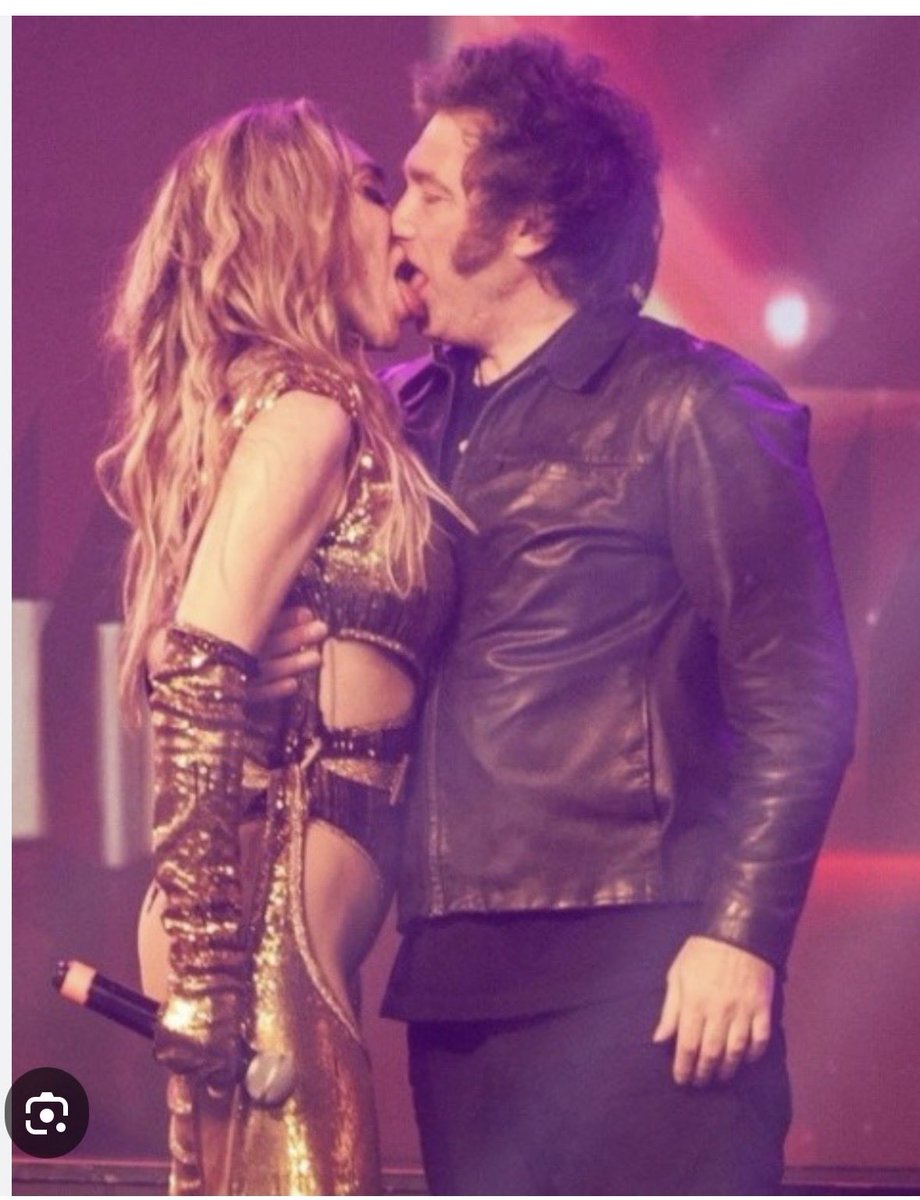 dolomas's tweet photo. Si el beso de Macri y su nueva novia en la calle les parece una grasada, digánme este lengüetazo en el teatro, lleno de público qué es? Dale 🤌🤌🤌 https://t.co/aO60x2x9D7