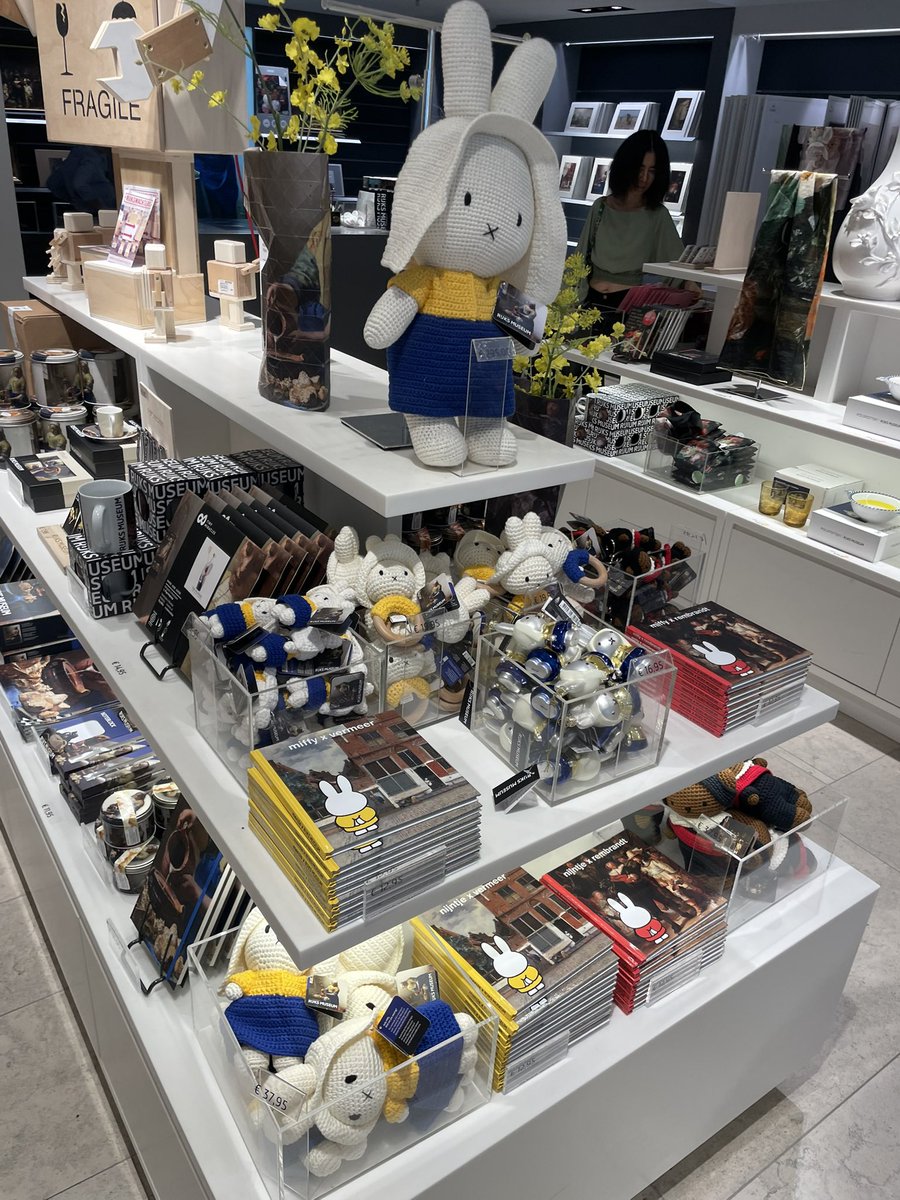 アムステルダム国立美術館ボリス君 2人とも丸顔さん アムステルダム国立美術館の「牛乳を注ぐ女」のミッフィーと「夜警」の