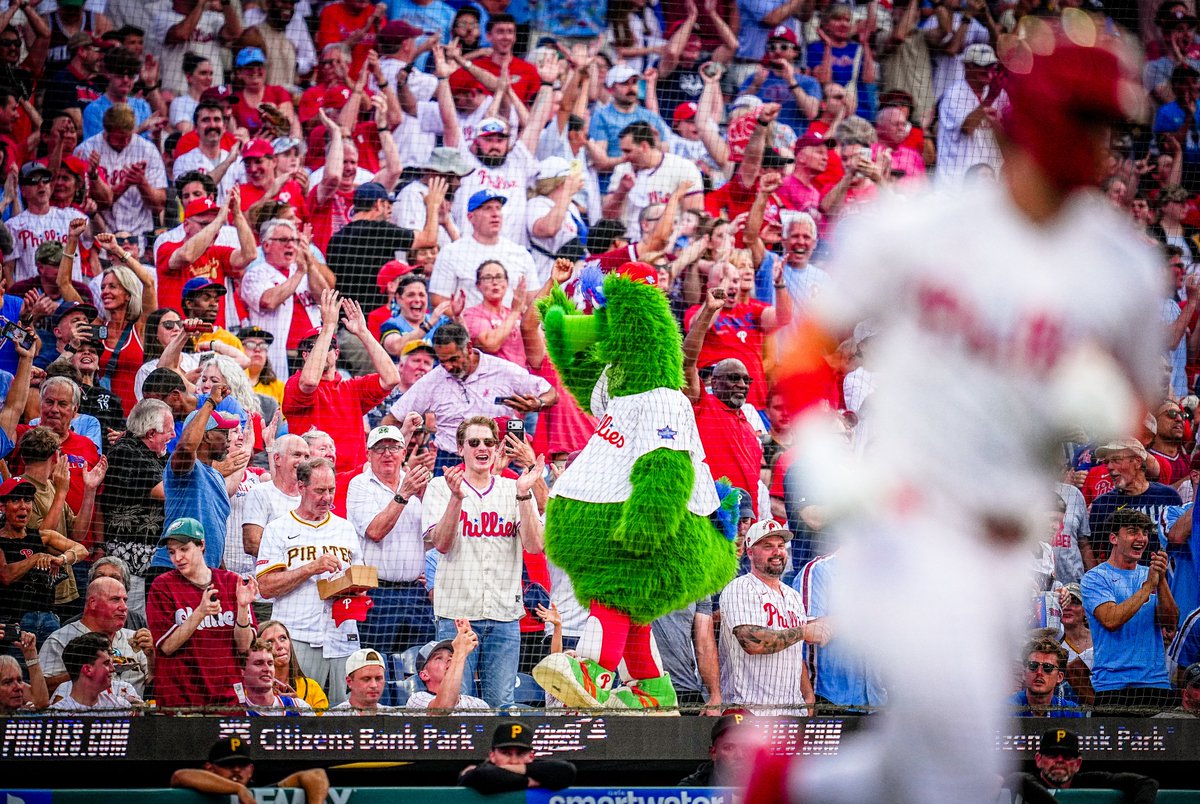 Phillies's tweet photo. That ball had a family https://t.co/kKkcYdvBUc