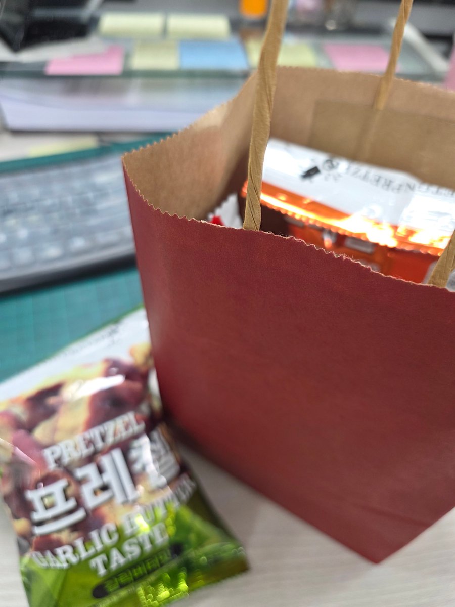 echo_kim1's tweet photo. 건물 입주업체에서 가끔씩 타입주업체 사람들 대상으로 간식꾸러미 이벤트를 선착으로 하는데...
맨 앞에 서있는 나란 🐌~ 🤣🤣🤣 https://t.co/ST2aNYy5ne