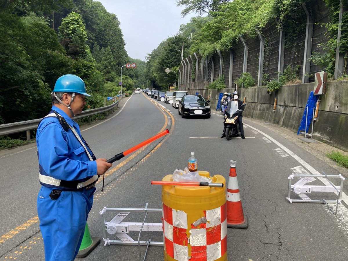 kyotokokudou's tweet photo. 国道９号老ノ坂峠（大枝沓掛地先）は現在、片側交互通行規制を実施しております。 交通量の増加が見込まれるため、通行の際は十分ご注意ください。
また、京都縦貫自動車道（篠IC～沓掛IC）にて実施中の国道９号の代替路（無料）措置は継続中のため、引き続き、交通分散にもご協力をお願いいたします。 https://t.co/Qgq7iKFGTv
