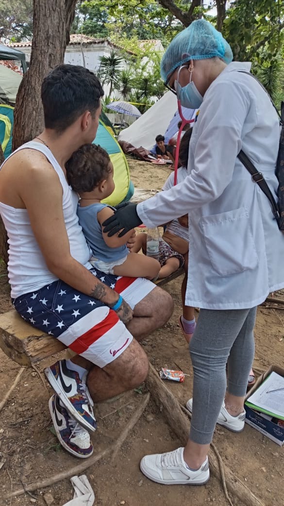 cubacooperaven's tweet photo. En el Distrito Capital, el equipo de Rehabilitación de Pinto Salinas 1 y 2 despliega visitas casa a casa para atender a los pacientes afectados por el terremoto. ¡La salud llega a cada hogar! 🩺🏠 https://t.co/QxmgA739g1