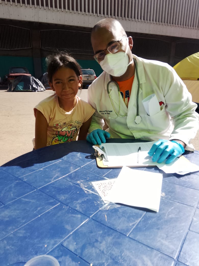 cubacooperaven's tweet photo. En el Distrito Capital, el equipo de Rehabilitación de Pinto Salinas 1 y 2 despliega visitas casa a casa para atender a los pacientes afectados por el terremoto. ¡La salud llega a cada hogar! 🩺🏠 https://t.co/QxmgA739g1