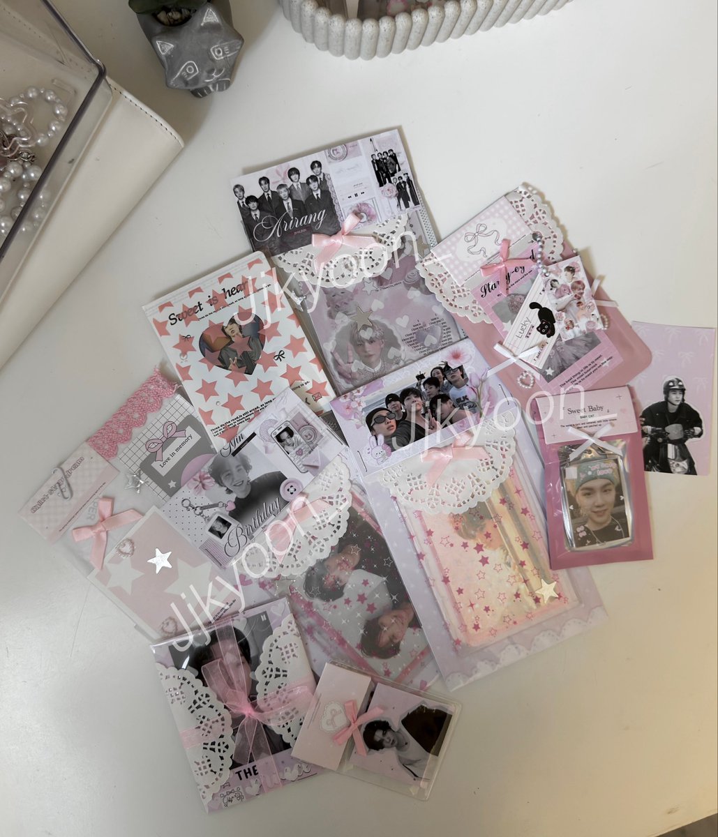 jjkyoon_'s tweet photo. mutis pedí dos photocards de yoongi y me mandaron como 300 freebies, jamás me había llegado un paquete tan lindo, ni siquiera las quiero abrir 😭 https://t.co/KRyZeYl55N