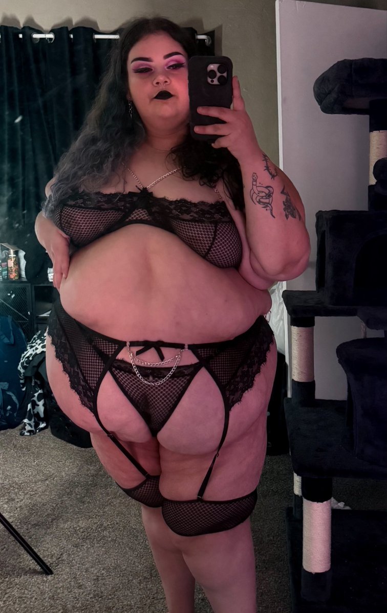 vib3rant_violet's tweet photo. am I too big for you? be honest 🥰 https://t.co/Tinoev1Xt4