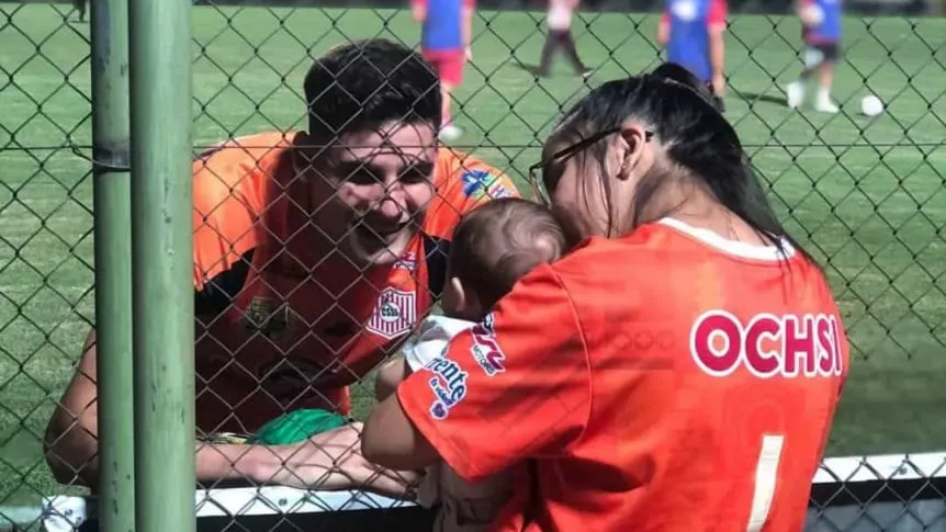 FutboolFichajes's tweet photo. "Cuando Lauti nació y no teníamos nada y Orlando (Gill) vendía sus prendas del club donde jugaba en ese entonces, para poder solventar los gastos. Nuestro hijo luchó por su vida y su papá siempre estuvo!! Vendió todo, vendió su camiseta de la selección de la sub 20 (no pudo guardar de recuerdo) vendió sus prendas, sus championes. Literal vendió TODO!!", relató la esposa de Orlando Gill sobre los duros momentos económicos que atravesó el arquero en el nacimiento de su hijo. 

🇵🇾  Hoy, Orlando Gill es el héroe de todo un país y eliminó a Alemania, siendo figura en los 120' y penales, en los 16avos de final del Mundial 2026.