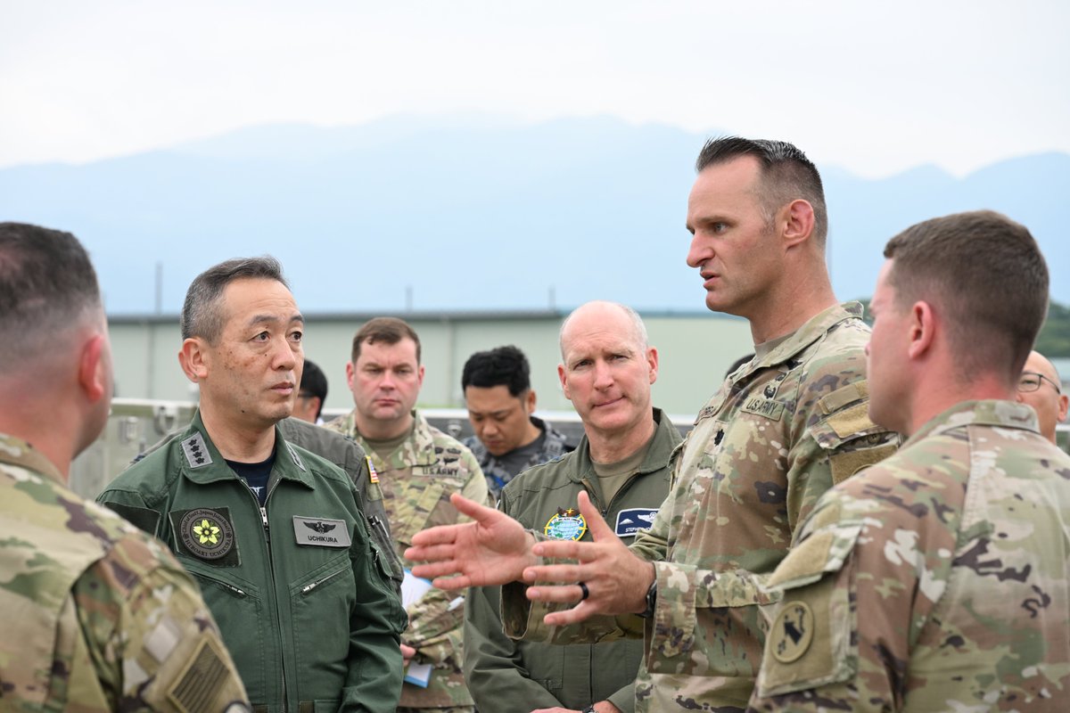 jointstaffpa's tweet photo. ６月２９日、内倉統幕長はジョスト在日米軍司令官とともに、現在実施中の米国主催多国間共同訓練ヴァリアントシールド２０２６を視察しました。両者は海上自衛隊鹿屋航空基地において、米陸軍ミサイルシステム タイフォン及びハイマースの展開状況を確認し、これらのアセットを運用する第３マルチドメインタスクフォースより説明を受けました。タイフォンの自衛隊施設への展開は今回が初めてです。高い機動性を有する米軍のアセットを自衛隊施設に一時展開させ日米間で共同訓練を積み重ねることは、米軍の機動展開能力及び日米の即応性や相互運用性を向上させ、日米同盟の抑止力・対処力を一層強化さ���ることに繋がります。統合幕僚監部は引き続き、こうした日米間の共同訓練等を通じて、自由で開かれたインド太平洋の実現に向けた取組を推進し、同盟の能力を向上させていきます。#ヴァリアント・シールド26 #VS26 #JSDF #MDTF #TYPHON #HIMARS