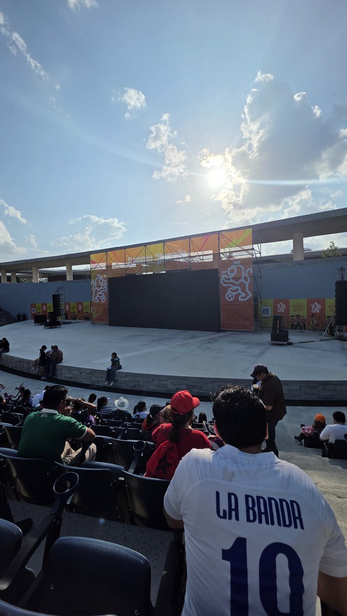 tacubas's tweet photo. @heraldoradiomty #monterrey #mundial  #parquedelagua falso, no están transmitiendo el juego Holanda-Marruecos #samuel y sus mentiras https://t.co/MSUmIQCAOt