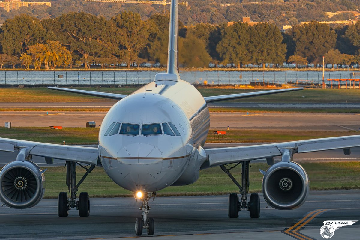 pct_avgeek's tweet photo. ✈️🔵⚪️🟠United Airlines Airbus A320-232 N4901U sent to the "penalty box" before departing runway 19 at Ronald Reagan Washington National Airport (DCA) operating flight UAL2148 to Chicago (ORD) on 18 October 2025. We are "face to face" with this aircraft backed by a bright crisp autumn sunset 🌅

#aviationphotography #planespotting #avgeek #pctavgeek #united #A320 #DCA @united @Reagan_Airport