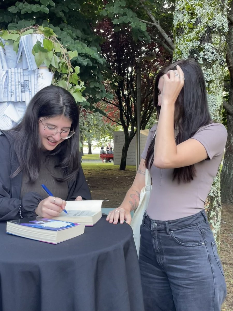 readwithnoe's tweet photo. 26 añitos de mi escritora fav 🎂🥰✨
Gracias por hacernos tan felices con todos tus libritos, 3 veces te vi en años diferentes y sigo repitiendo que Porfavor saques tardes de otoño en físico 🙏🥺, disfruta un montón y espero que vuelvas prontito por Galicia  ❤️‍🩹❤️‍🩹
@joanamarcusx https://t.co/yZ0X87FWox