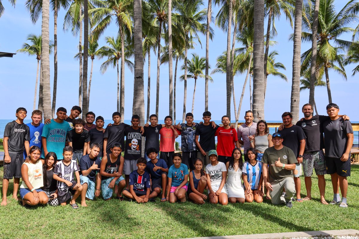 MorenaValdezSV's tweet photo. La quinta generación de la Escuela de Mar y Playa ya está en el agua. 🏄♂️🌊
Durante 10 semanas, 32 jóvenes fortalecerán su liderazgo, trabajo en equipo y compromiso con el Medio Ambiente, demostrando que las mejores olas también se conquistan fuera del mar. 🏄♀️💙
#Scholas #SurfCity