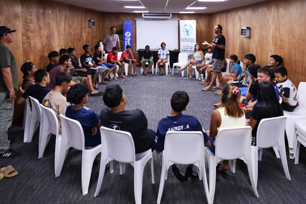 MorenaValdezSV's tweet photo. La quinta generación de la Escuela de Mar y Playa ya está en el agua. 🏄♂️🌊
Durante 10 semanas, 32 jóvenes fortalecerán su liderazgo, trabajo en equipo y compromiso con el Medio Ambiente, demostrando que las mejores olas también se conquistan fuera del mar. 🏄♀️💙
#Scholas #SurfCity