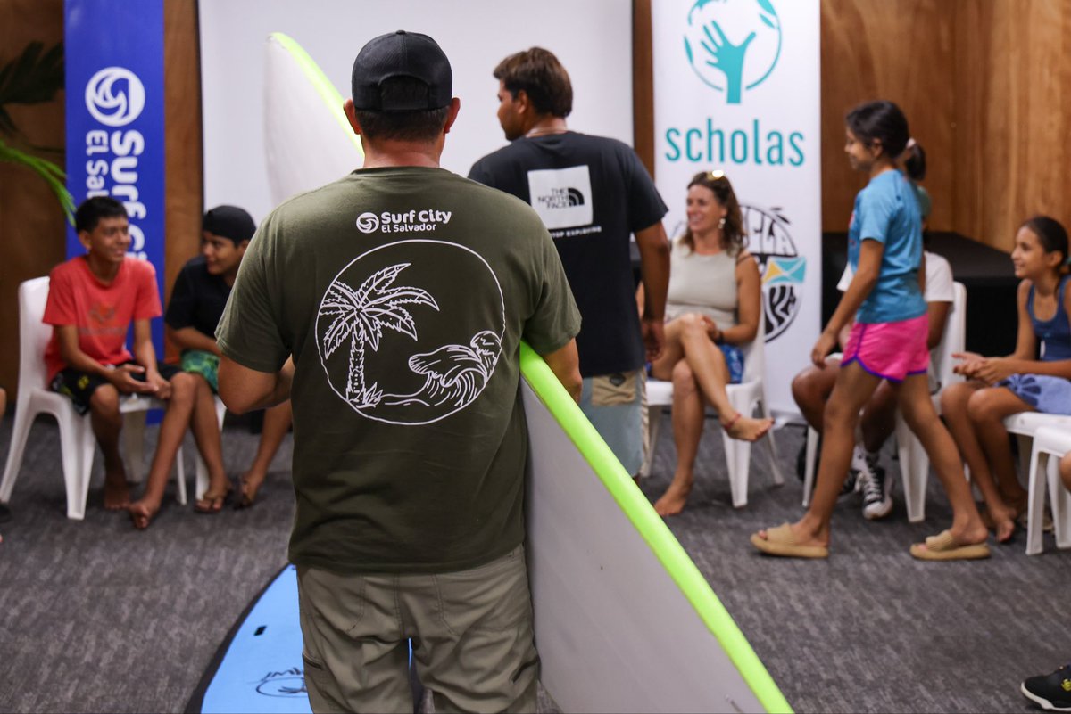 MorenaValdezSV's tweet photo. La quinta generación de la Escuela de Mar y Playa ya está en el agua. 🏄‍♂️🌊

Durante 10 semanas, 32 jóvenes fortalecerán su liderazgo, trabajo en equipo y compromiso con el Medio Ambiente, demostrando que las mejores olas también se conquistan fuera del mar. 🏄‍♀️💙
#Scholas #SurfCity