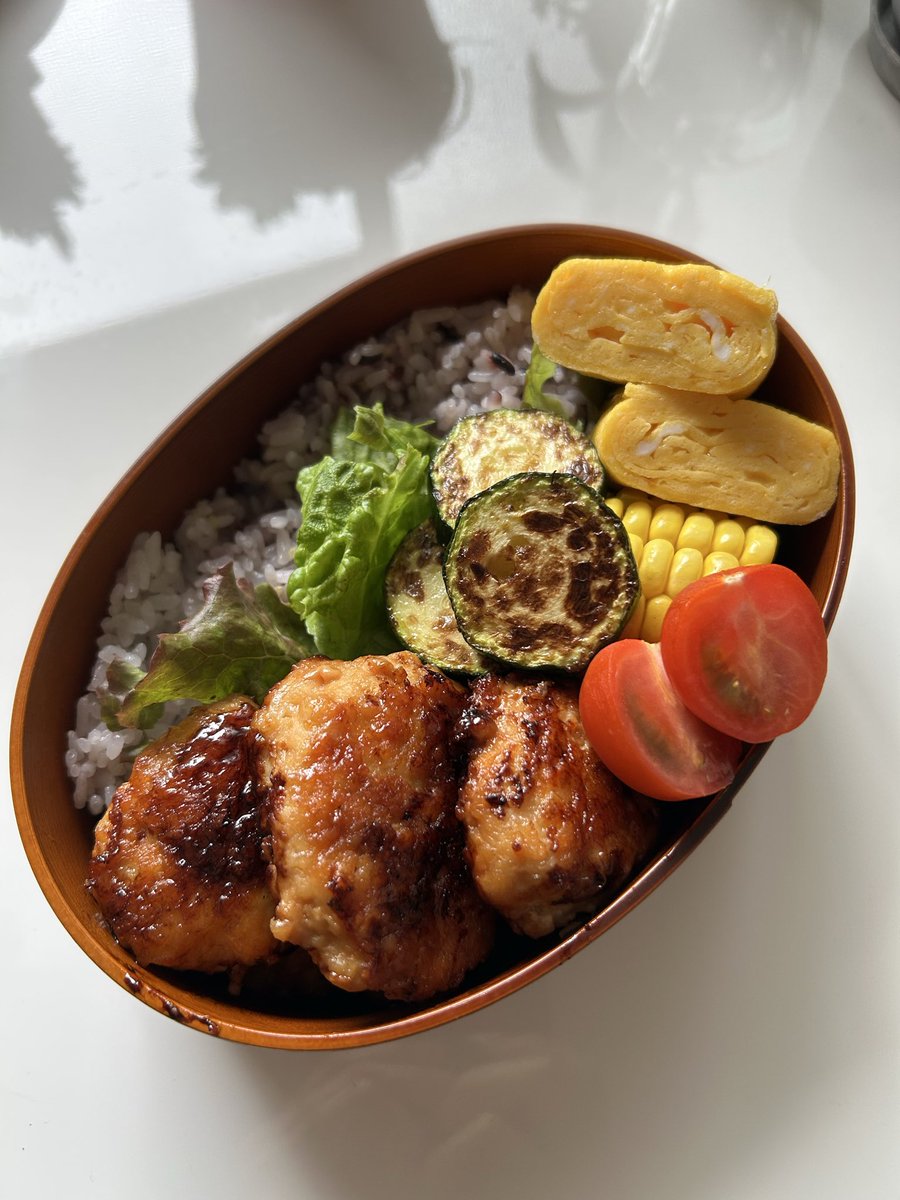 GOTO1723344's tweet photo. 夏野菜弁当🍱
3時に起こしてって言ったのに、👦も寝落ちで結局サッカー見れず…
早寝しただけでした https://t.co/OdFNuHWKH1