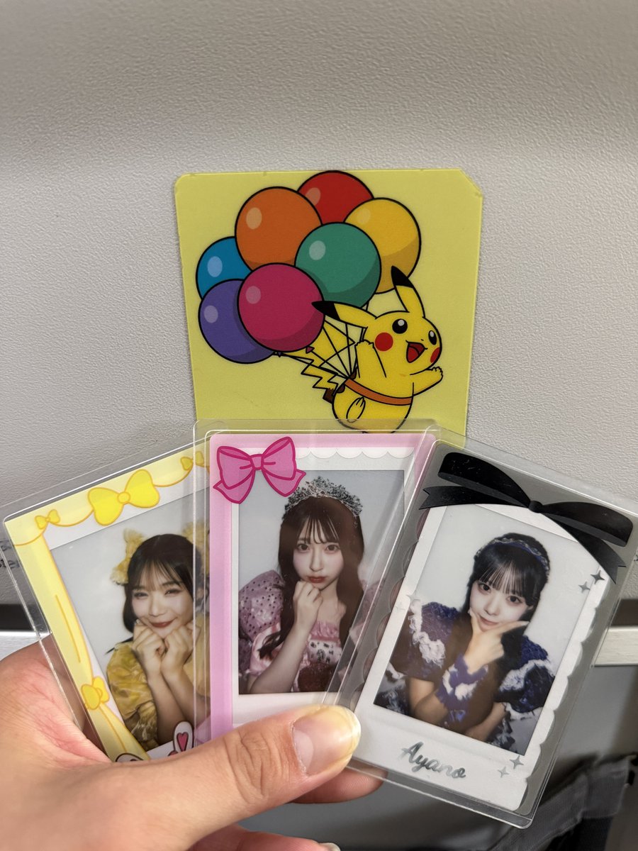 CS_Kackey's tweet photo. 帰りの飛行機ピカチュウジェットだったー！！！！！
人生初！！！帽子かぶってたらたくさんくれた〜☺️

ありがとうございました😊

鍋生誕なのでヌメラも一緒💜
良い締めでしたっ

#きゅーすと
#ピカチュウジェット https://t.co/VPdAHmrncZ