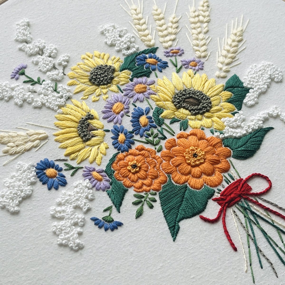 rolypoly_emb's tweet photo. 꽃자수: 해바라기, 메리골드, 밀이삭 
Sunflower, Marigold &amp; Wheat 🌻🌾

original pattern 

#프랑스자수 #꽃자수 #해바라기 #메리골드 #밀이삭 #sunflower #marigold #wheat #flowerembroidery #botanicalembroidery #handembroidery #刺繍 https://t.co/IMjdFrFszJ