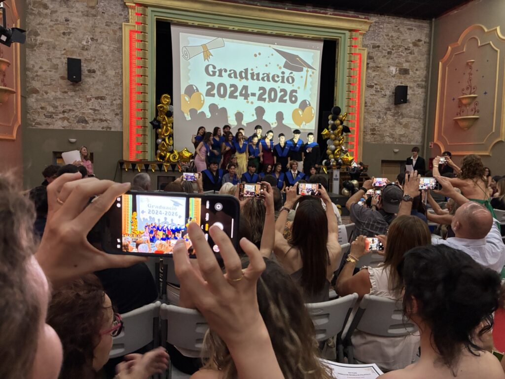 insfontdelferro's tweet photo. 🏆 I amb el final de curs han arribat les graduacions de 2n de batxillerat i 4t d'ESO. Enhorabona a tot l'alumnat!
2n Batx👉 https://t.co/cCHsLfsTfi
4t ESO 👉 https://t.co/I9m852bdZi https://t.co/PkRU9efbZj