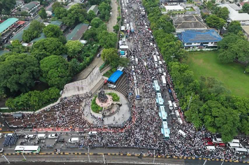 PhilippineStar's tweet photo. SITWASYON SA EDSA RALLY

As of 6:45 AM on Tuesday, thousands of individuals gather at the People Power Monument in EDSA for a sudden rally. (Photo courtesy of QCPD) | via News5 https://t.co/FN4jSluB8y