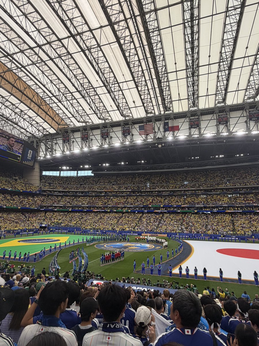misaki_haaan's tweet photo. Brazil🇧🇷vs Japan🇯🇵
会場は9割ブラジルサポーター。喉が痛くなるまで叫んで応援しました!!!ブラジル強かった。怪我人が多い中戦えるメンバーで戦った結果。4年後さらに強くなる日本を楽しみにしています。帰国します✈️VAMOS NIPPON✨
#fifaworldcap #fifaワールドカップ https://t.co/BlILahbMM0